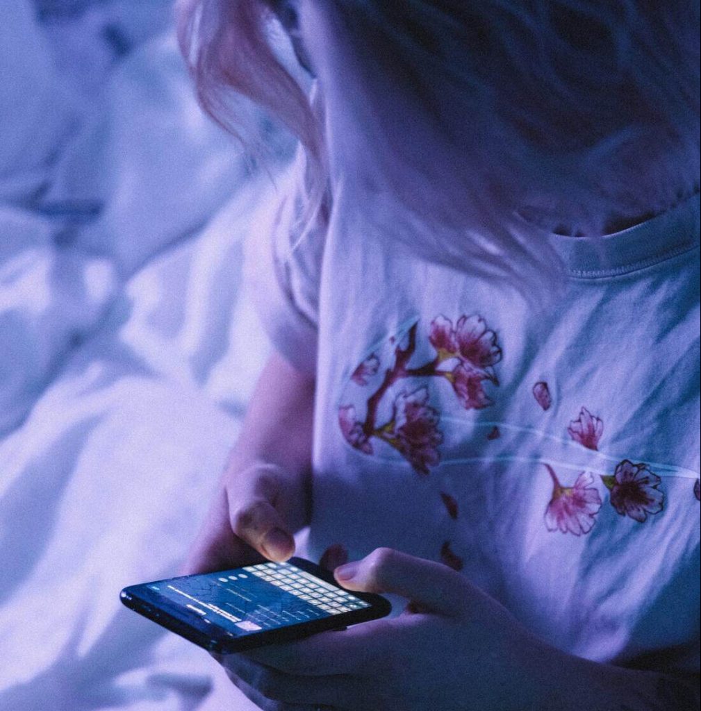 Regarder son téléphone peut empêcher de s'endormir facilement le soir